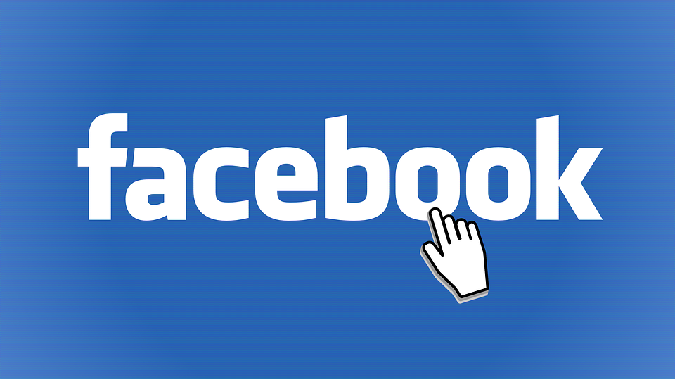 Baner przedstawia logo facebooka z białym napisem facebook na niebieskim tle z kursorem w kształcie dłoni